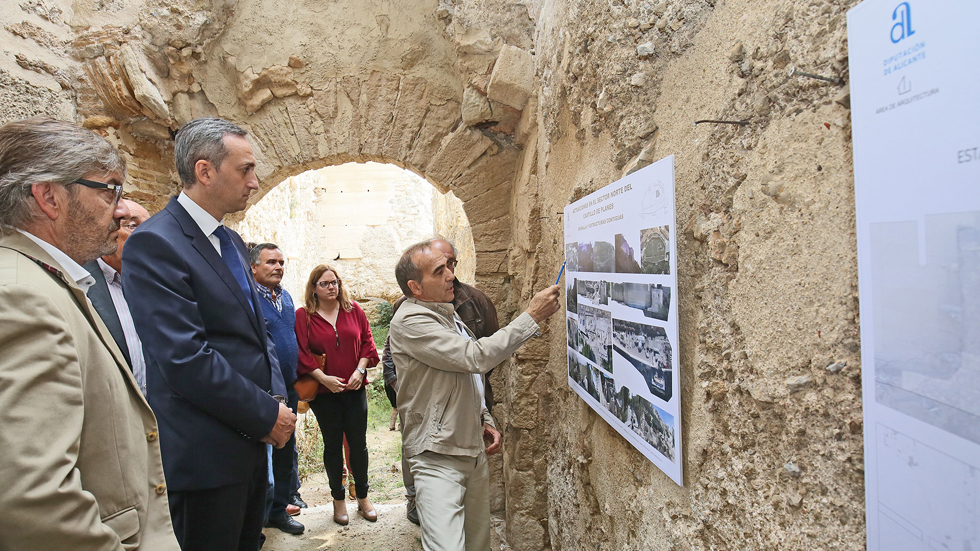 Sánchez durant la visita al castell de Planes
