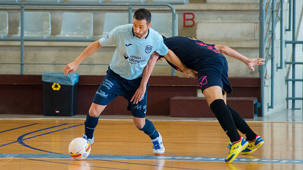 Tonelo controla un bal&oacute;n ante un rival. Foto: PST Fotograf&iacute;a