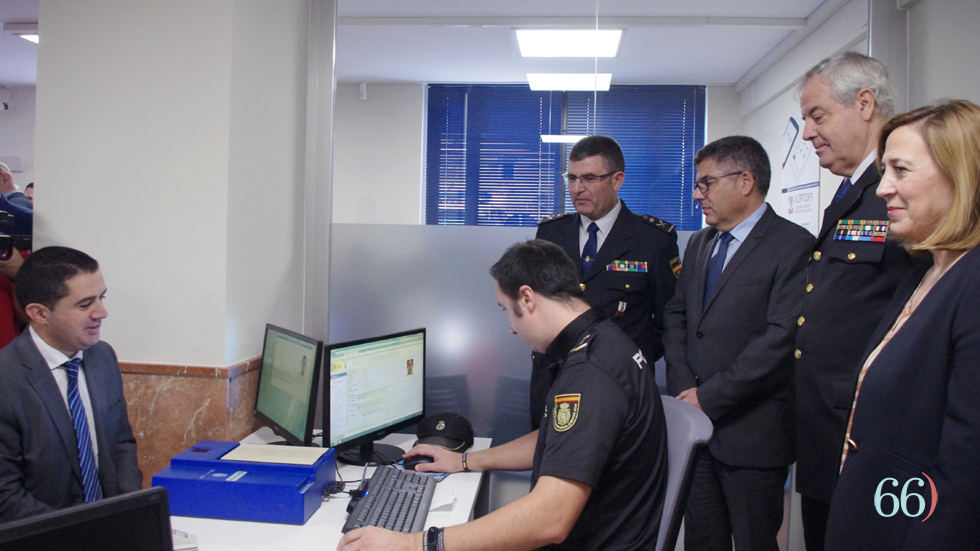 El alcalde Antonio Francés renovando su DNI