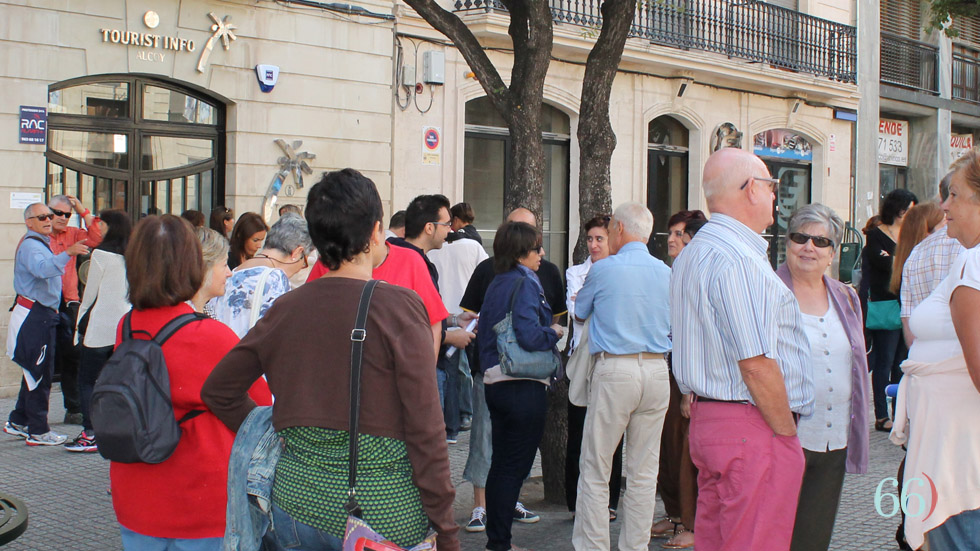 Turistas frente a la Tourist Info