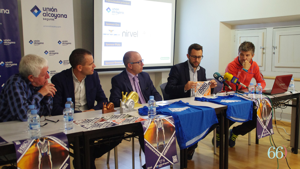 Giner, Belda, Blanes y Miró observan las explicaciones de Sempere sobre el dorsal