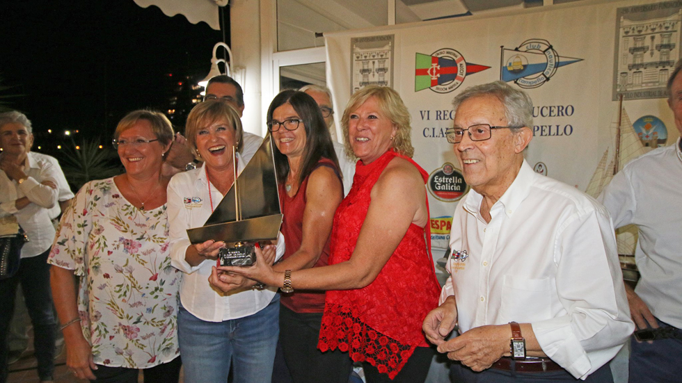 Las parejas de los capitanes de los barcos alcoyanos recogen el trofeo. Foto: facebook CN El Campello