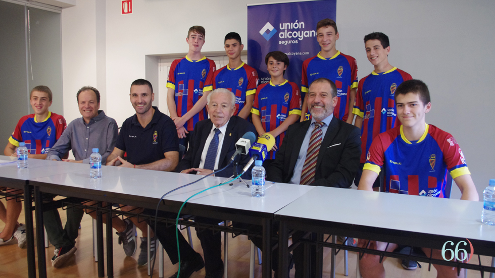 Jugadores, técnico y directivo con los representantes de Unión Alcoyana