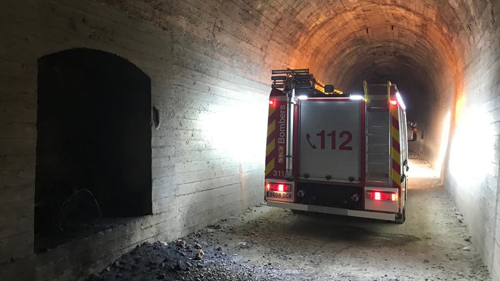 El camión de bomberos dentro del túnel