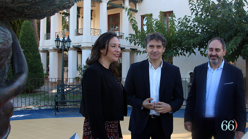 Francesc Colomer entre Indira Amaya y Ramón Reche, de Turismo Alicante Interior