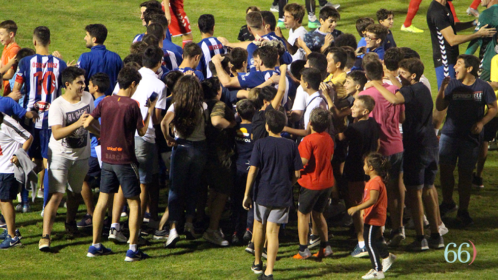 Celebración entre jugadores y público