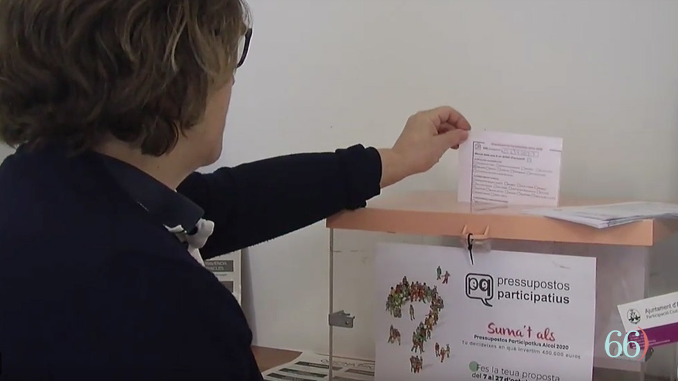 Mujer vota en una urna de los Presupuestos Participativos