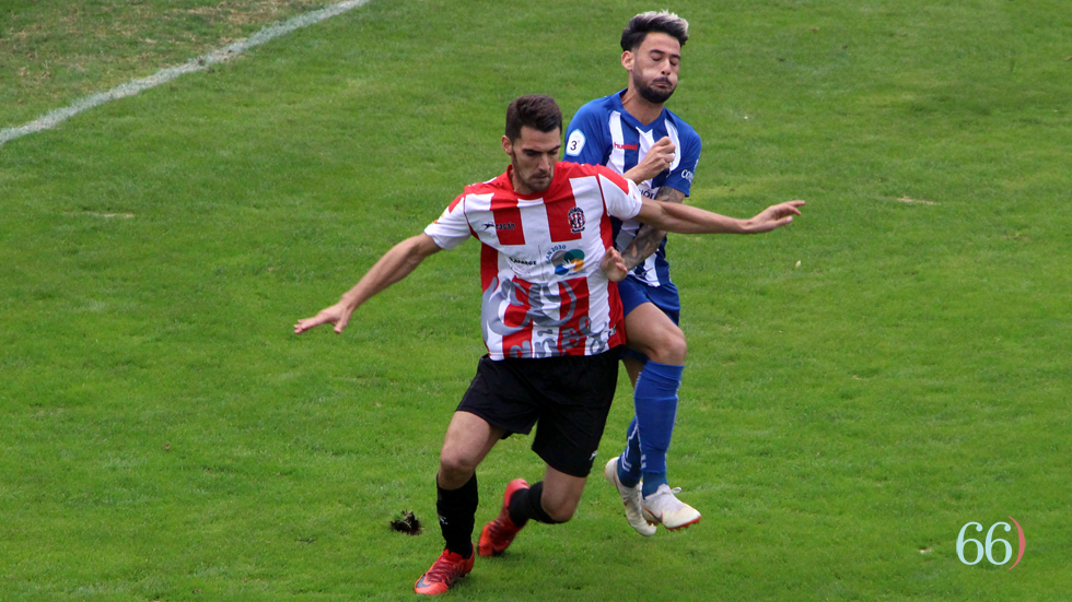 Un defensa del Acero cierra el paso a Acevedo