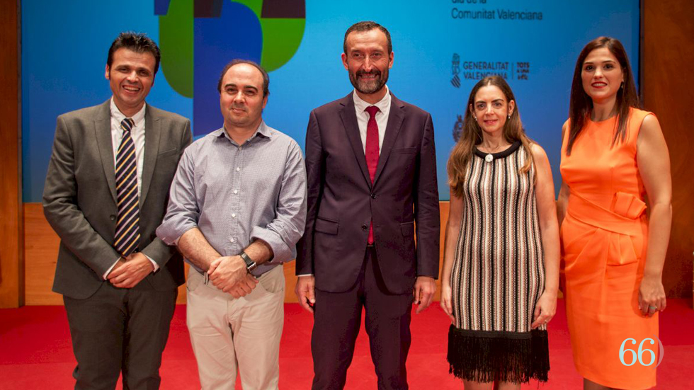 Francesc Gisbert junt a l'alcalde d'Elx, Carlos González, i membres de la corporació municipal / Foto Coordinadora pel valencià