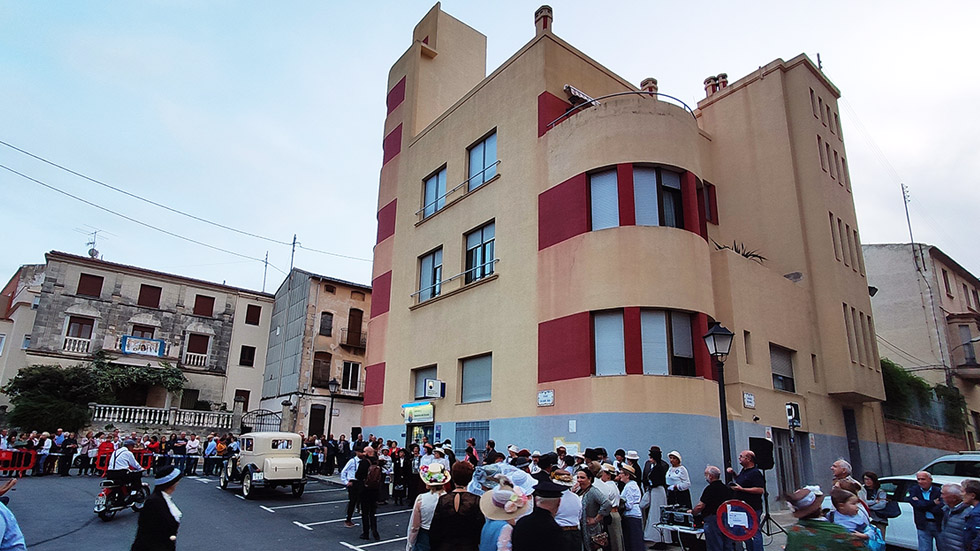 Acte modernista davant l'Edifici Mer&iacute;n / Foto: Omar Belda