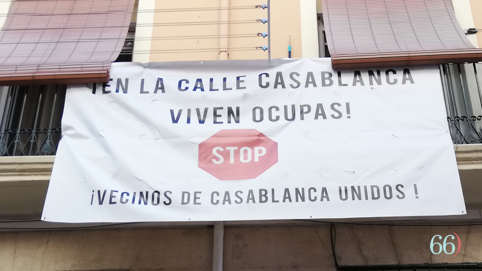 Pancarta de la Calle Casablanca / Foto Pagina66)