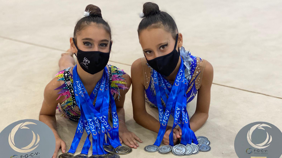 Daniela Picó y María García con sus medallas