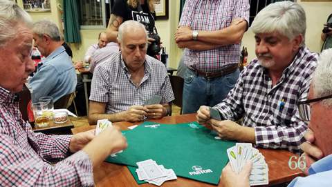 Julio Miró, tercer per l'esquerrra, jugant a cotos