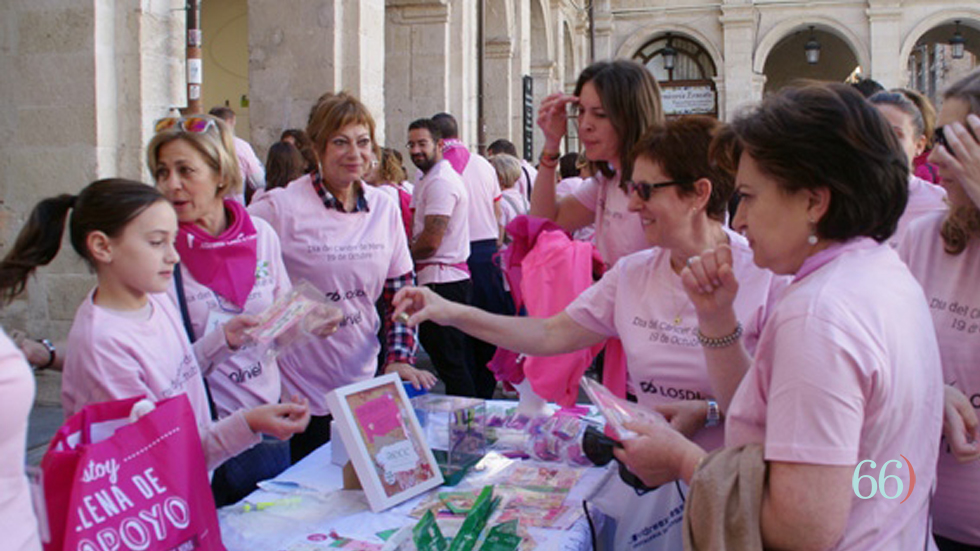 Taula informativa Càncer de mama // Foto: Arxiu Pàgina66)