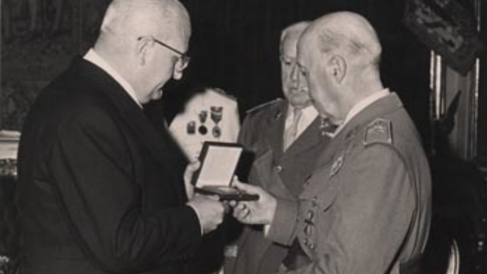 El alcalde Francisco Vitoria entrega a Francisco Franco la medalla de Oro de Alcoy // Foto: Bivia