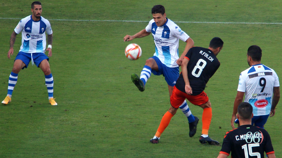 Fran Miranda despeja un balón frente al Sabadell