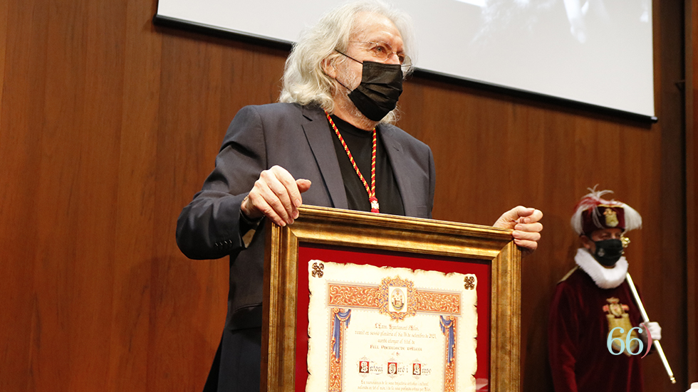 Antoni Mir&oacute; amb la distinci&oacute; de Fill Predilecte d'Alcoi