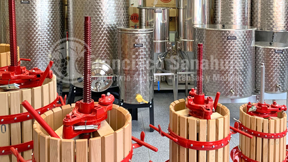 Maquinaria enológica y los depósitos de acero de Maquinaria Francisco Sanahuja