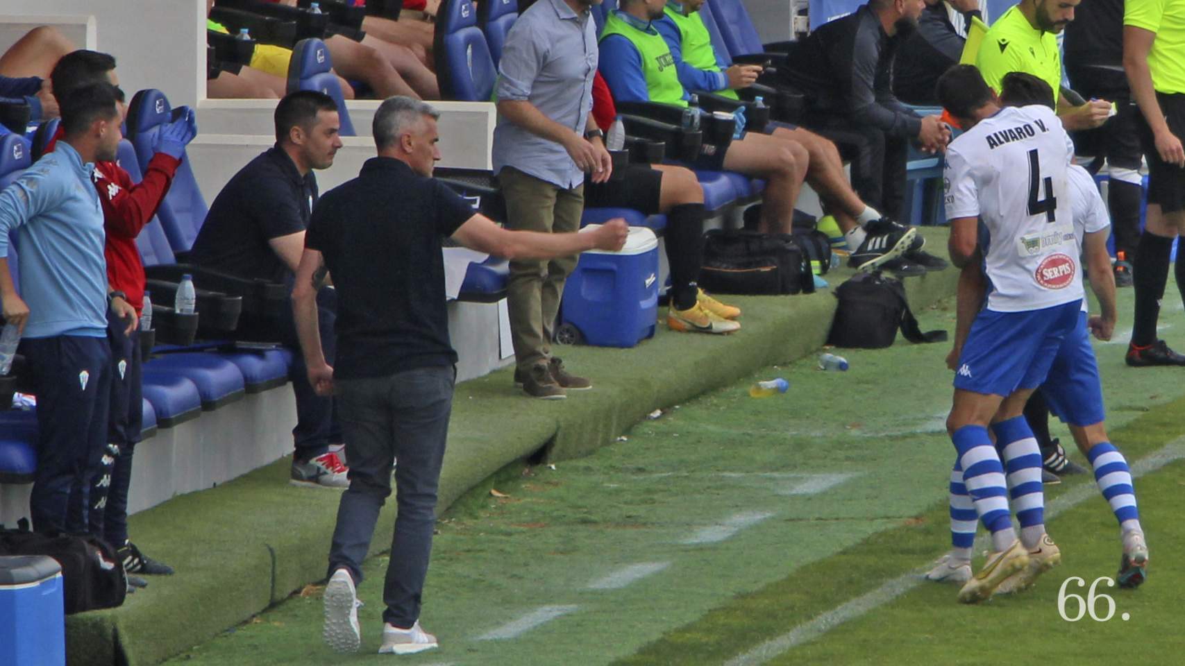 Vicente Parras levantado en el banquillo del Alcoyano