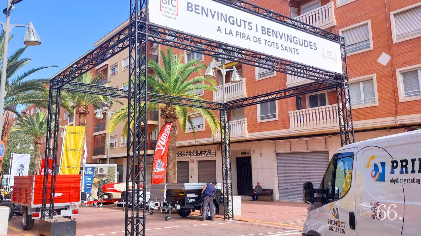 Un expositor prepara el seu estand durant el matí del dijous amb normalitat / Foto GLC