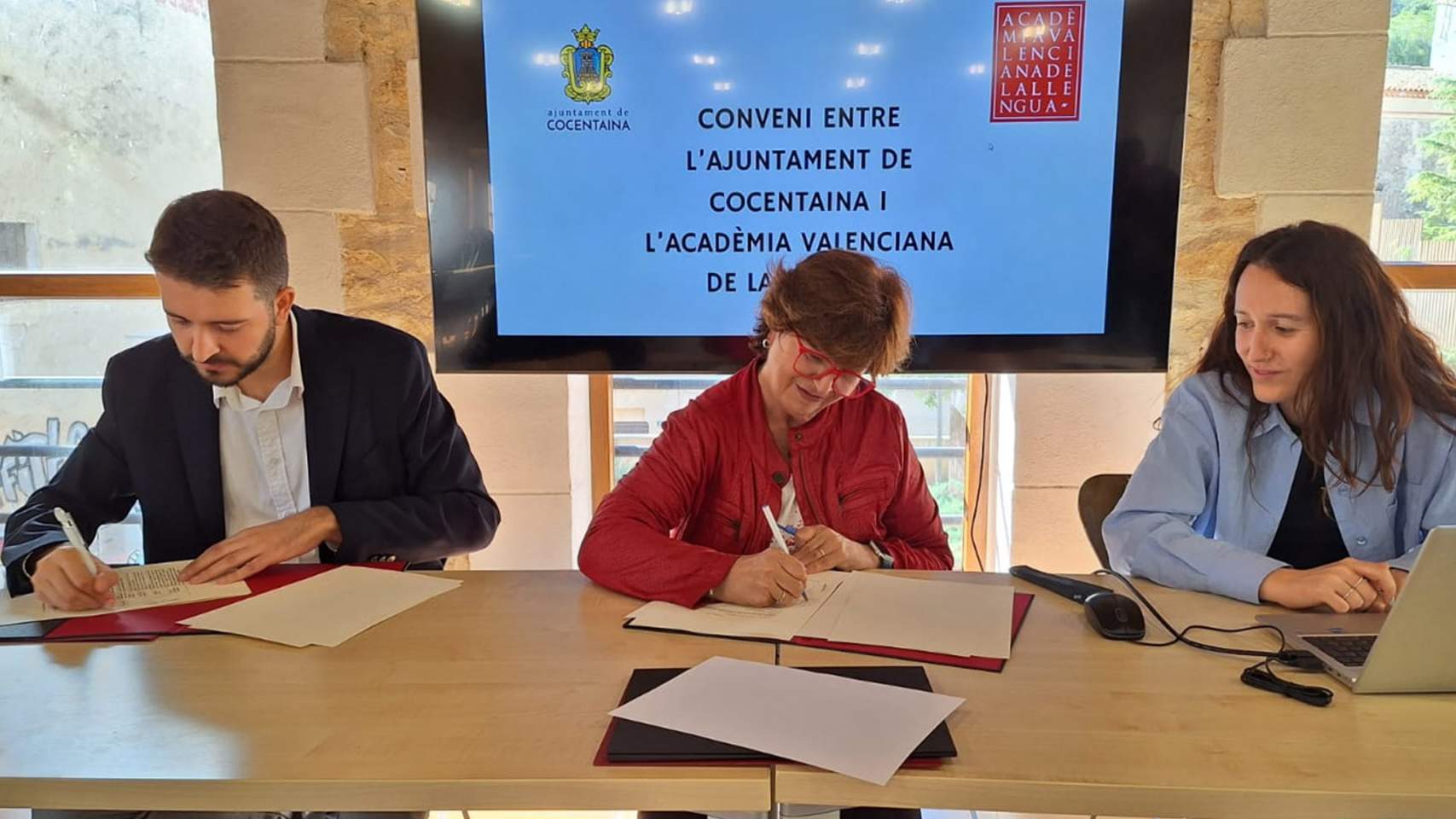 Firma del conveni entre Cocentaina i AVL
