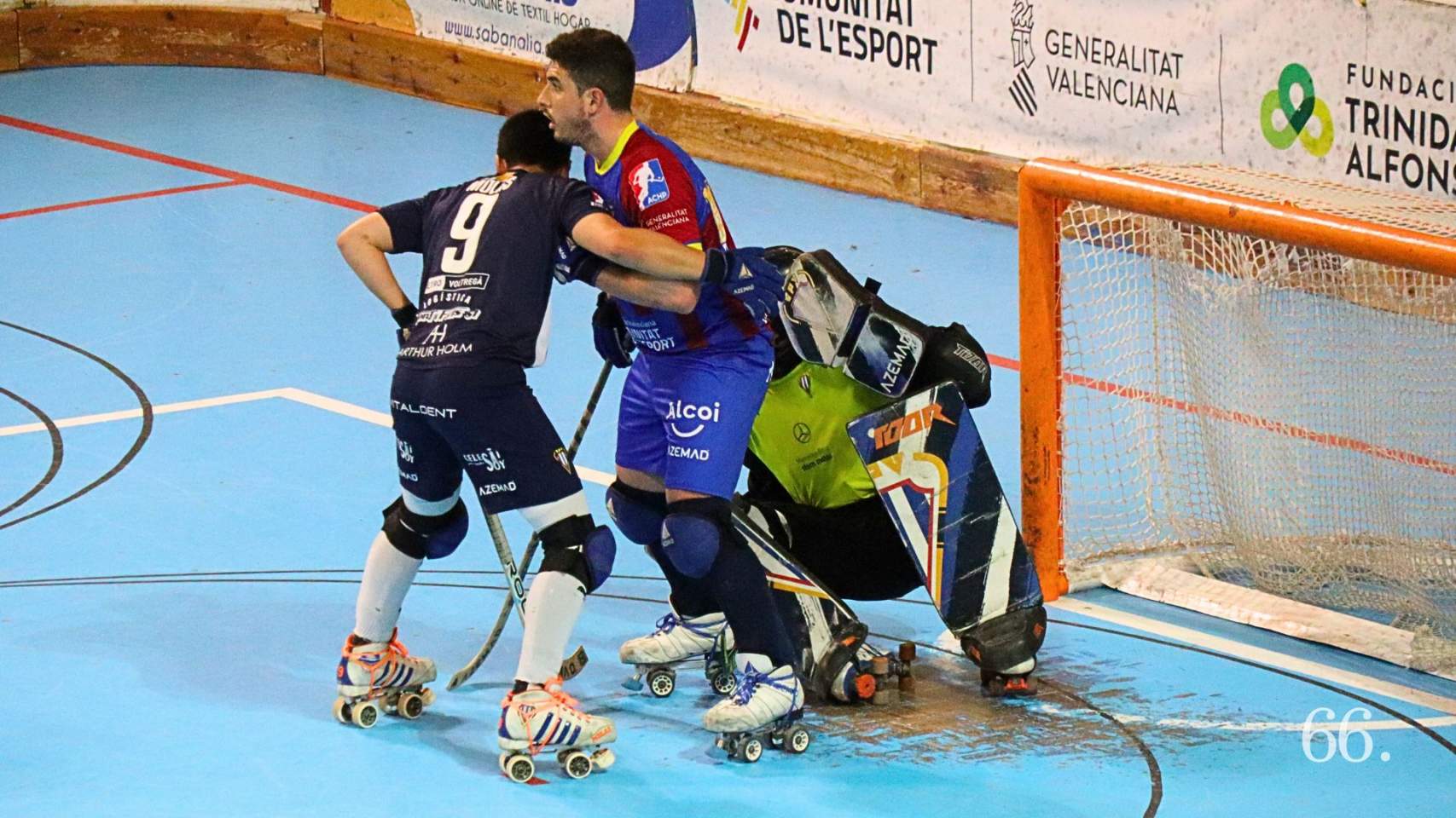 Gonzalo Pérez lluita amb Àlex Molas en el partit contra el Voltregà a Alcoi la temporada passada / Foto ARXp66