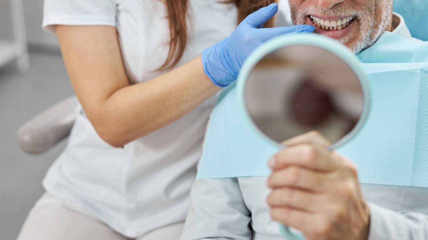 La nueva sonrisa tras los implantes dentales
