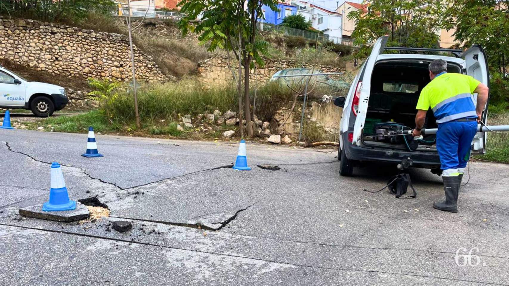 Operaris d'Aqualia han revisat l'estat de la xarxa en el carrer Calderón / Foto CGC