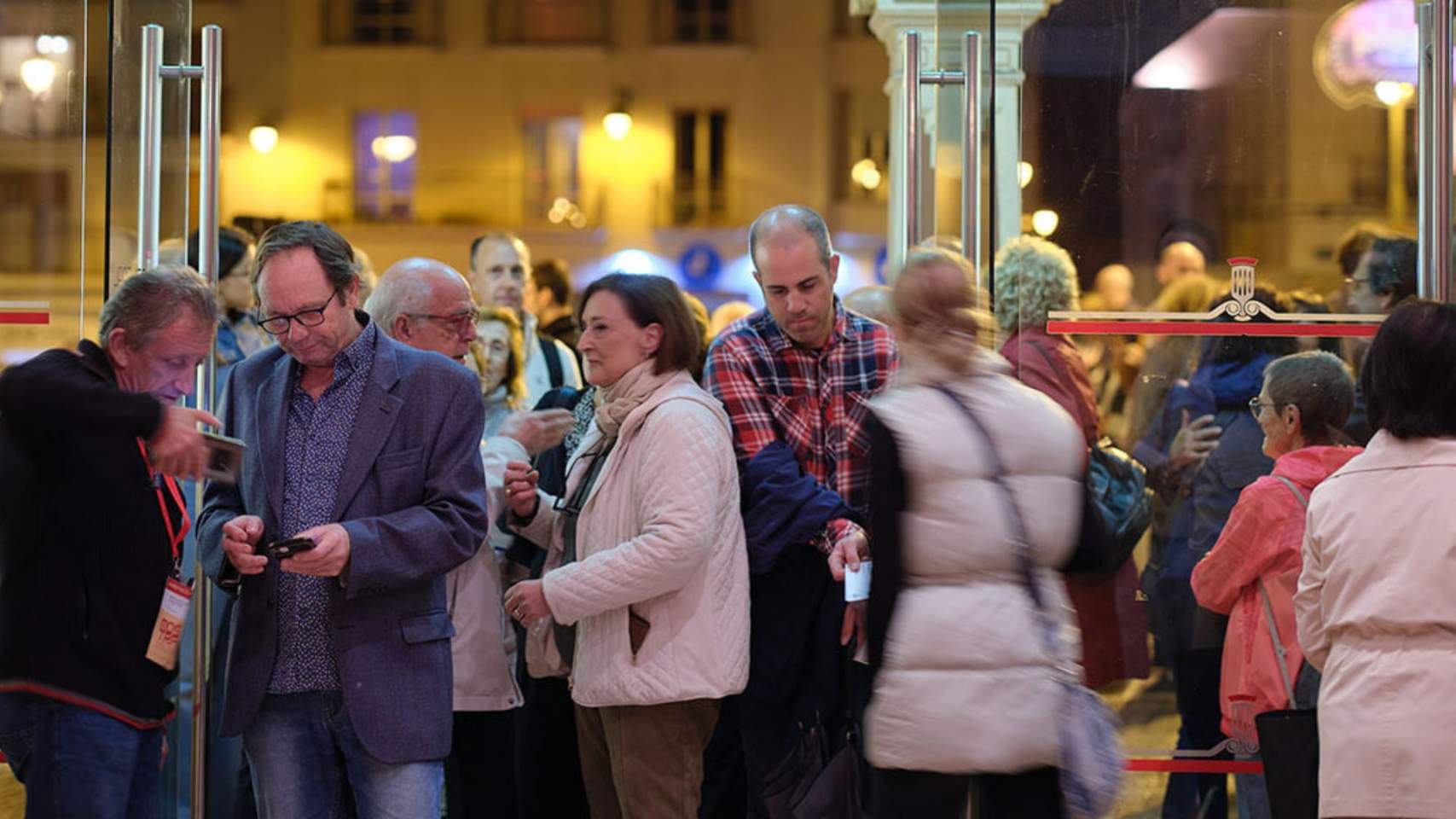 Públic entrant al teatre en un dia de la passada Mostra / Foto: MTA