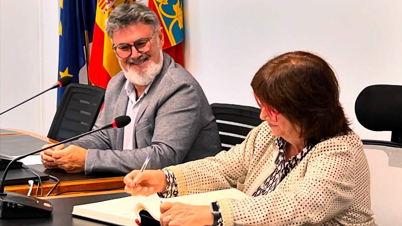 Moment de signar el conveni: Vicent Molina i Verònica Cantó / Foto: AJM