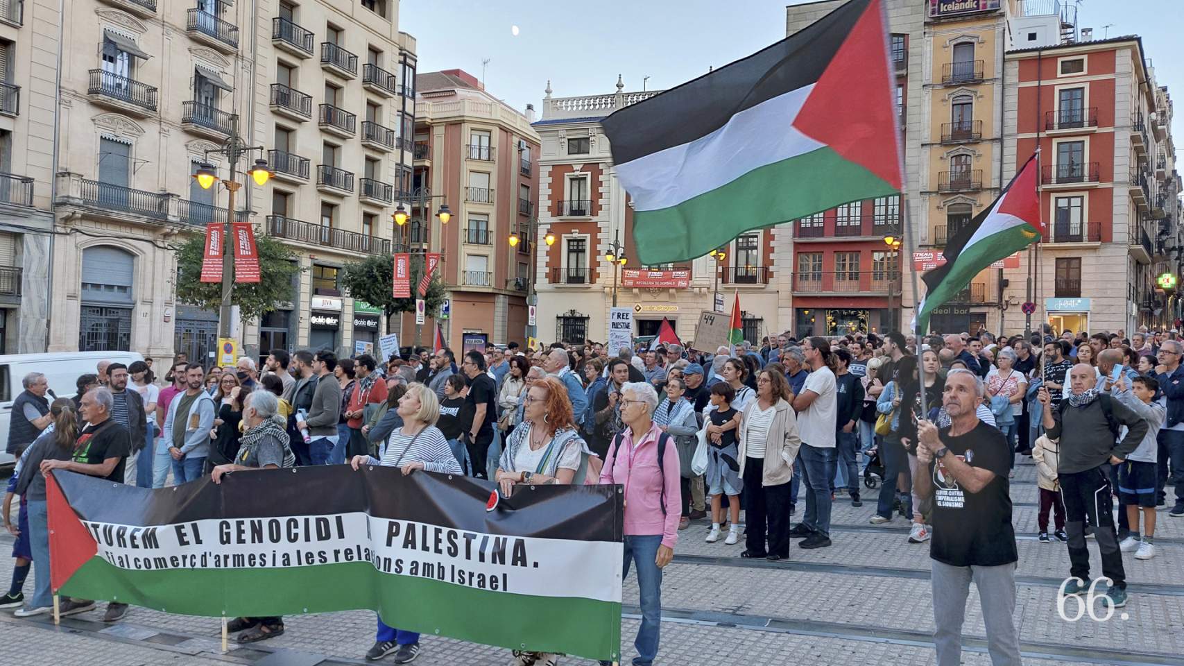 Manifestants en la plaça d'Espanya