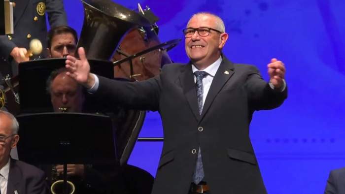 Paco García li imposa la insígnia a Fernando Jordá