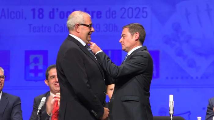 Paco García li imposa la insígnia a Fernando Jordá