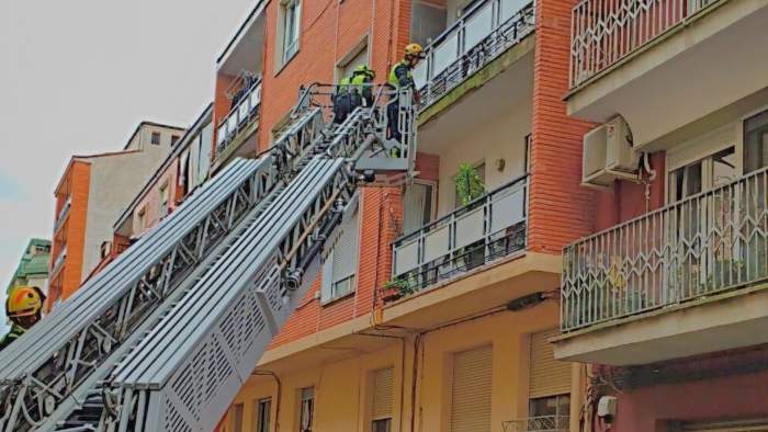 Els bombers, durant la seua actuació en el carrer Mestre Espí / Foto AdA