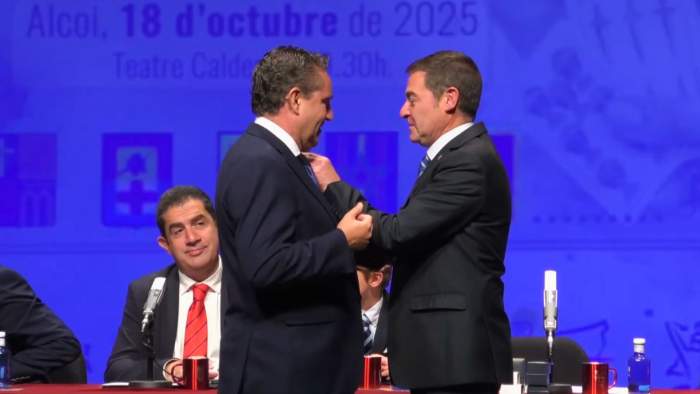 Paco García li imposa la insígnia a Nacho López