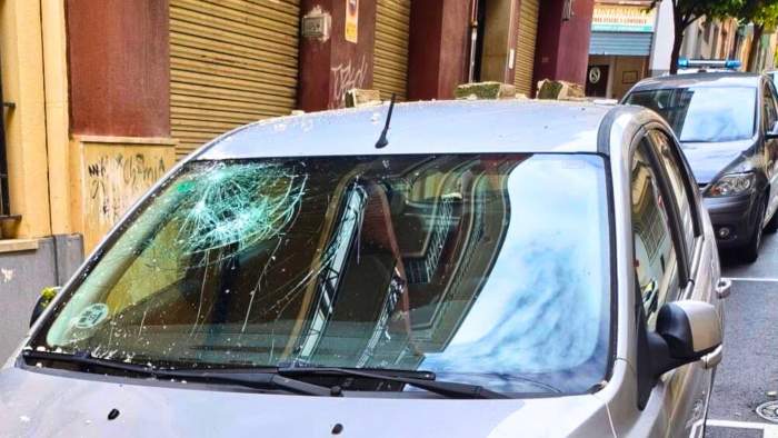 Cotxe afectat en el despreniment del carrer Mestre Espí / Foto AdA