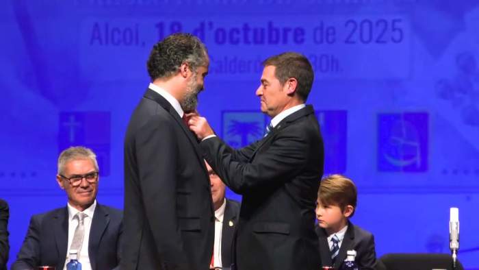 Paco García li imposa la insígnia a Miguel Espí