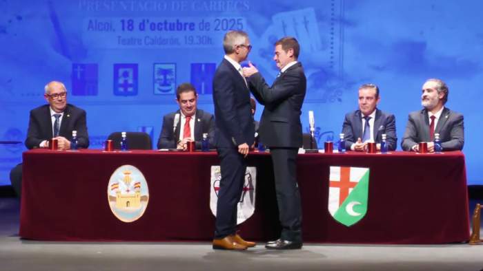 Paco García li imposa la insígnia a Javier Ferrándiz