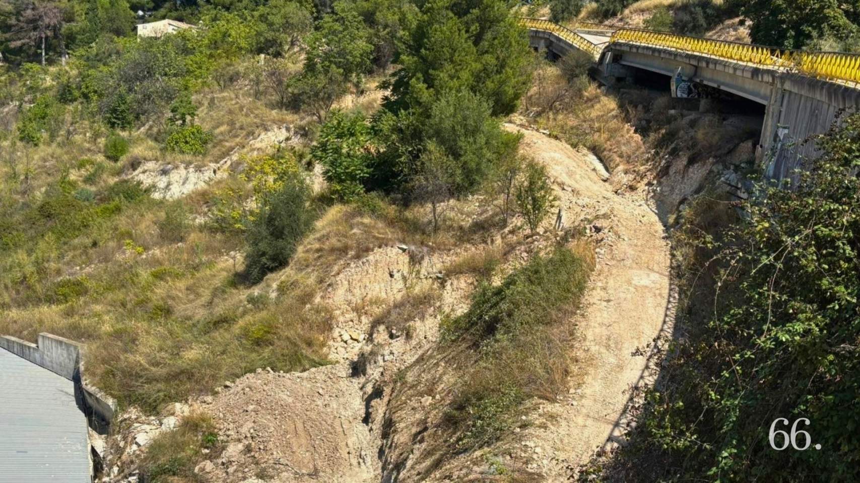 En primer terme el lloc on van comen&ccedil;ar les obres, i dalt, el pont originat / Foto: ARXp66