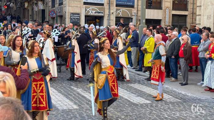 Les festers de la filà Navarros desfilen en la Diana especial de Mig Any d’Alcoi / AGC