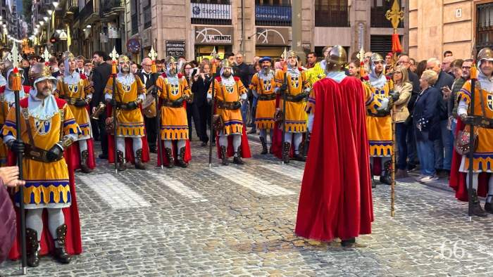 Asturianos desfilen en la Diana especial de Mig Any d’Alcoi / AGC