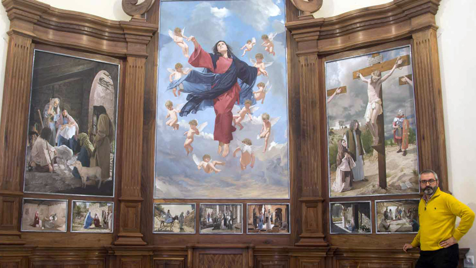 David Pastor junt a la seua obra