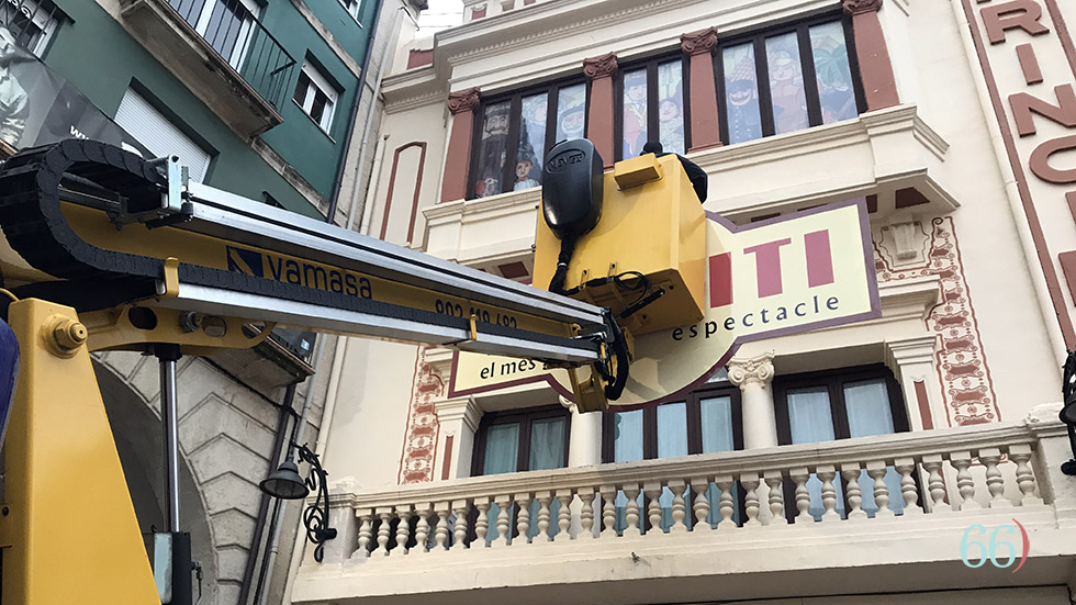 Cartell del Tirisiti en la façana del Principal