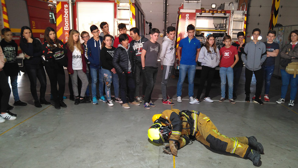 Activitat dels alumnes en el parc de Bombers