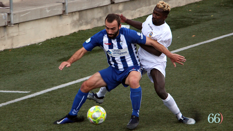 Chato protege un bal&oacute;n ante el jugador del Ol&iacute;mpic Keita