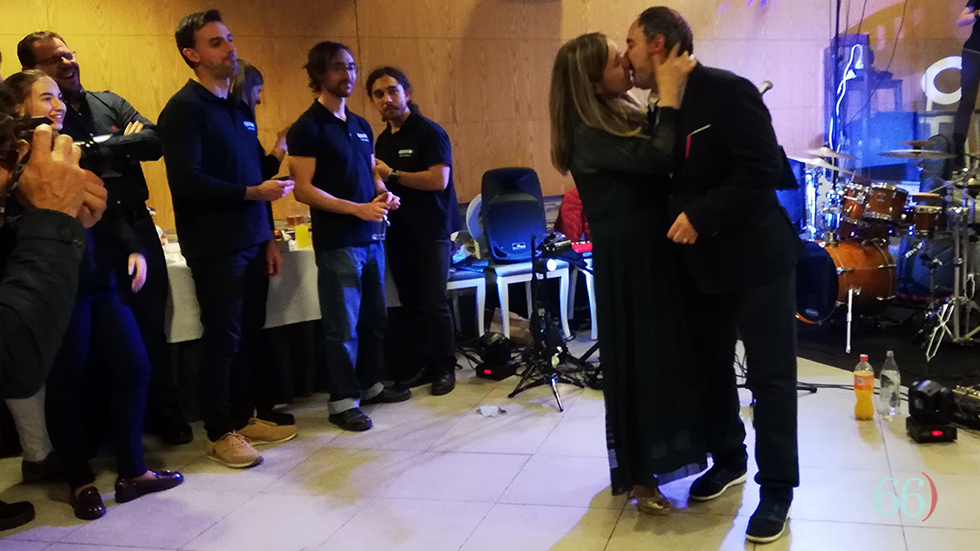 Beso de la tercera generación del Hostal Savoy