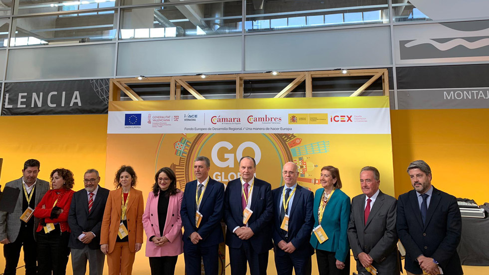 Pablo de Gracia, en el extremo derecho, junto con el resto de representantes / Foto: Cámara de Comercio