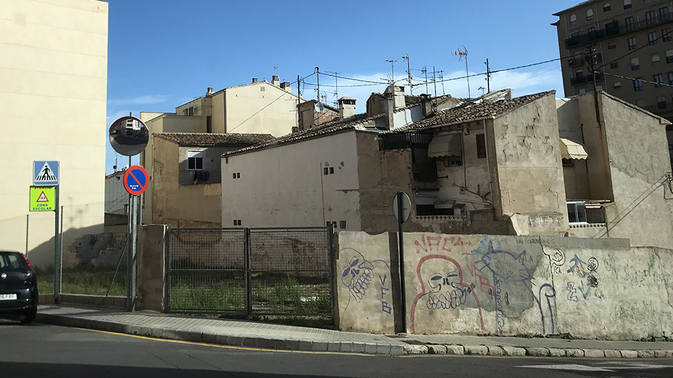 Solar entre Doña Amalia i Echegaray