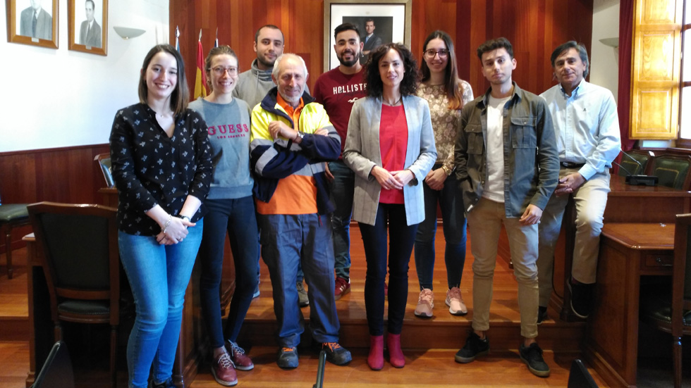 Beneficiaris dels programes amb l'alcaldessa, Mireia Estepa, i el regidor d'Ocupació, Toni Hernández / Foto: Ajuntament de Cocentaina