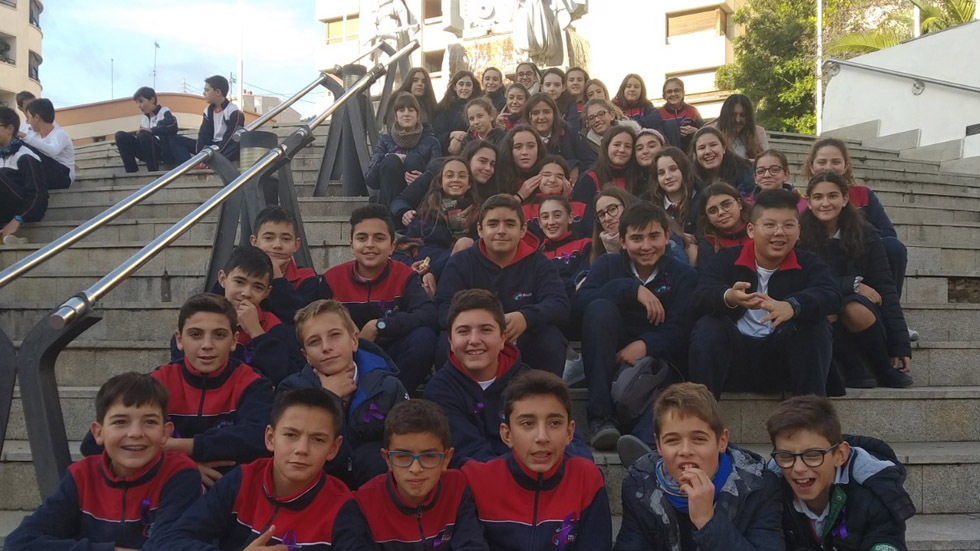 Alumnes de les Esclaves en l'acte del 25N / Foto: CESCJ